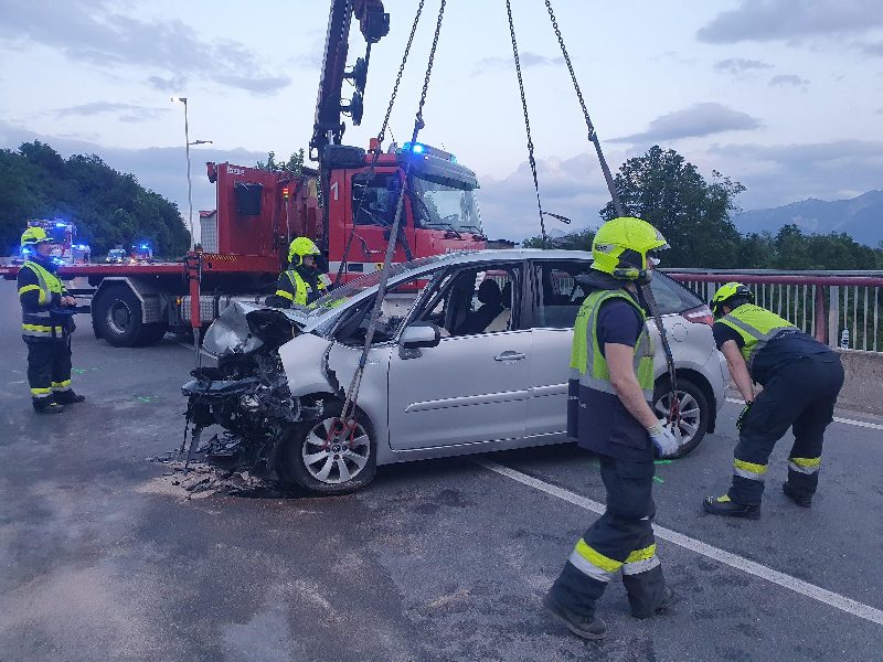 Verkehrsunfall Rennsteinerbrücke mit mehreren eingeklemmten Personen (Bild 3)